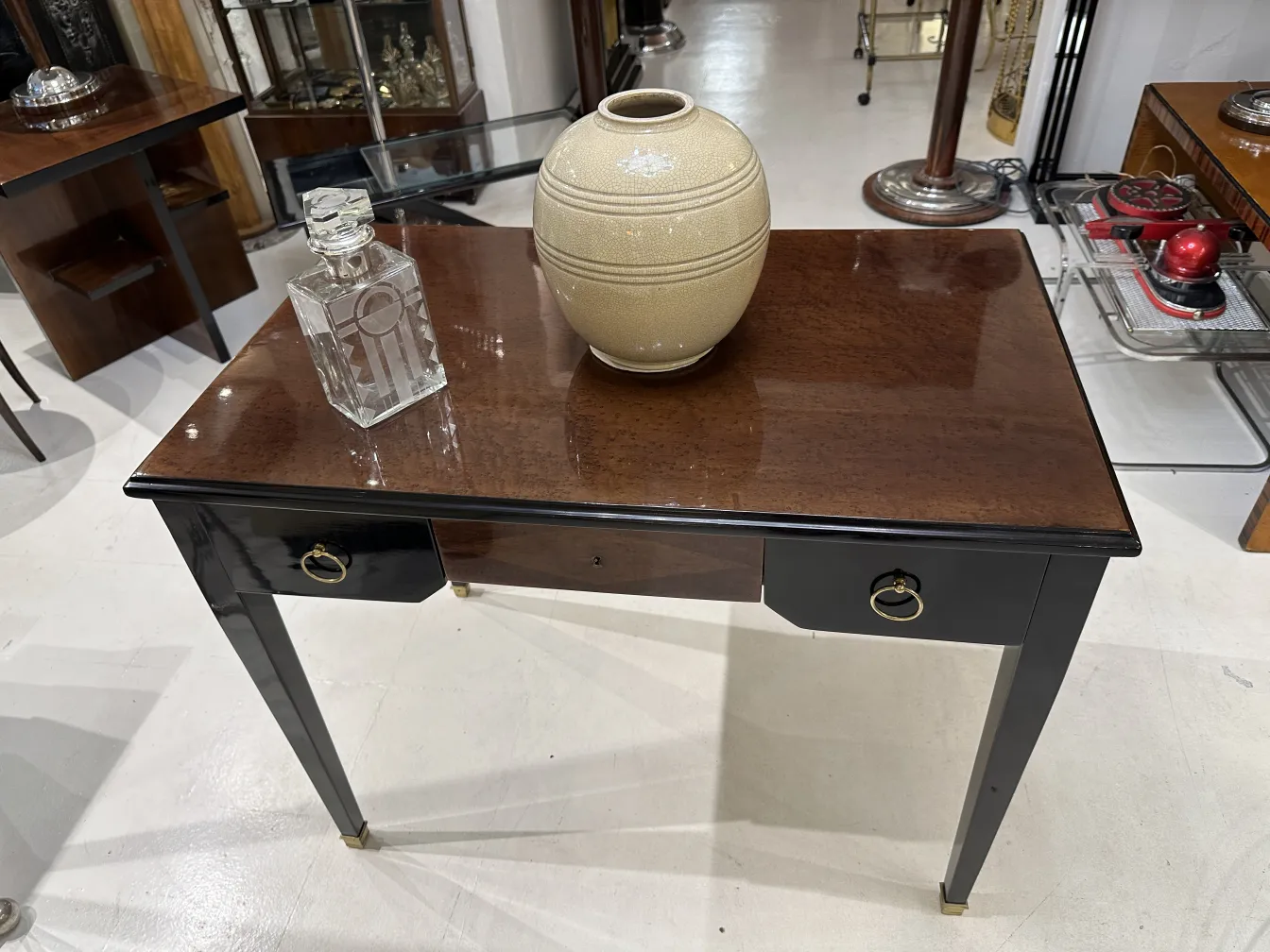 garrafa antiga em uma mesa elegante com decoração