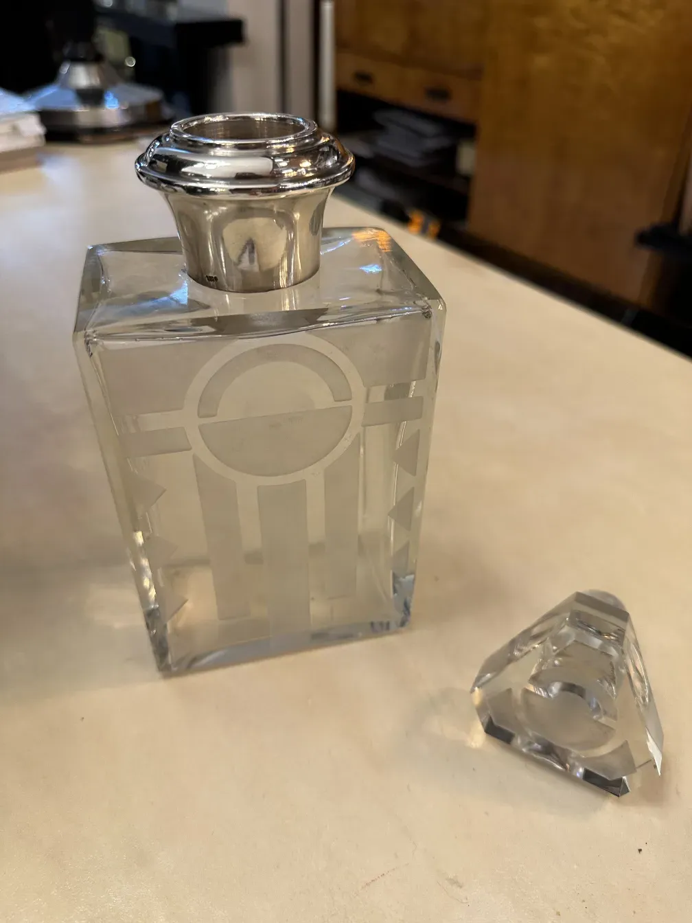 botellón antiguo de cristal con tapa decorativa