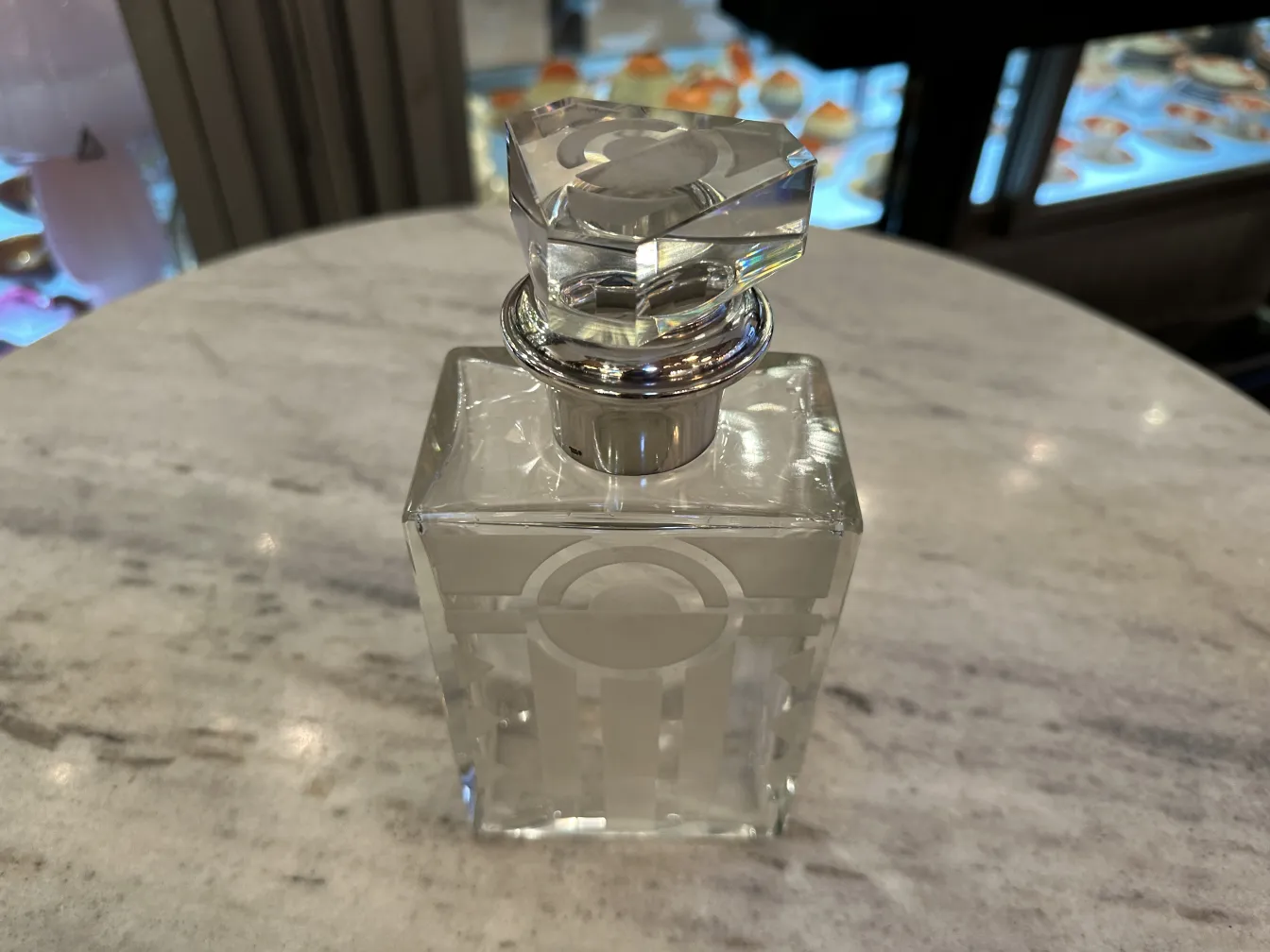 古老的玻璃瓶，带有装饰性盖子