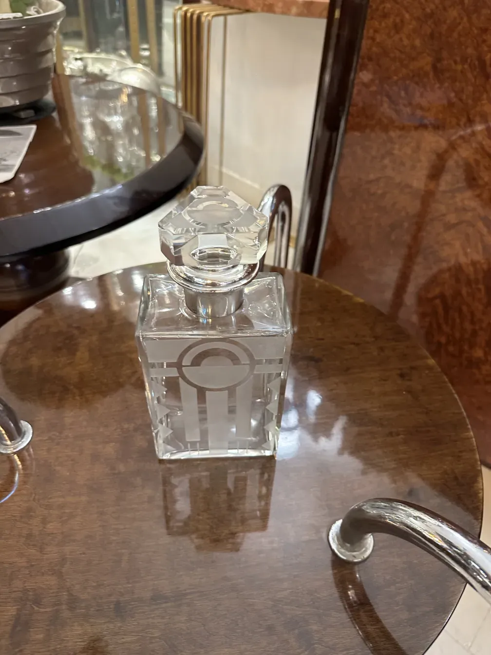 bouteille ancienne avec couvercle décoratif et détails gravés