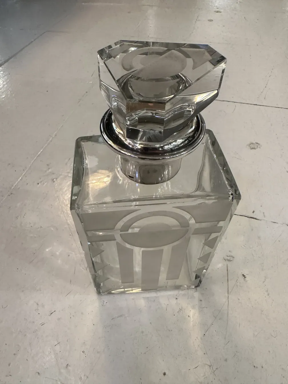 bouteille ancienne avec un design élégant et un couvercle en verre