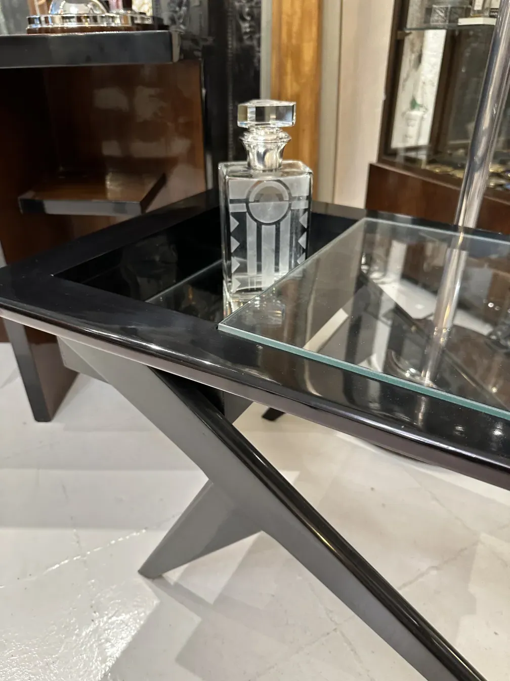 antike Flasche mit geometrischen Mustern in einer eleganten Umgebung