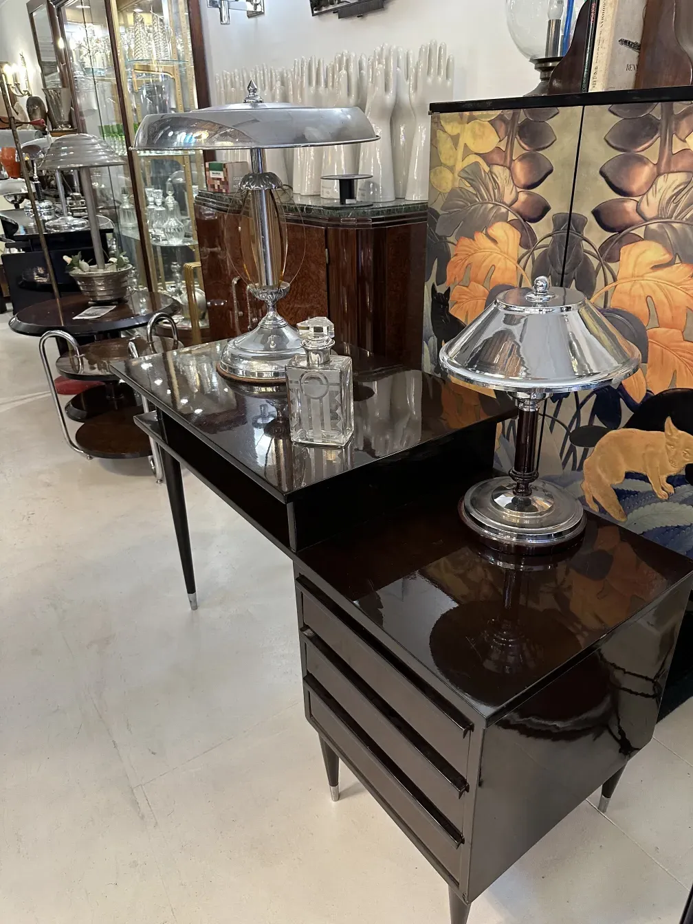 garrafa antiga com tampa em um ambiente decorativo