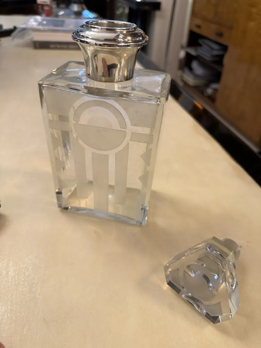 antike Flasche mit gravierter Dekoration, elegantes Design