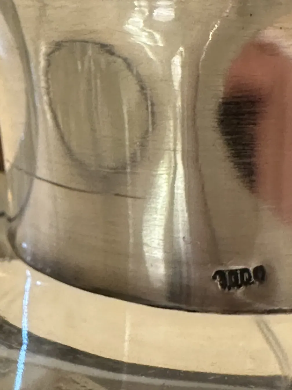 bottiglia antica con superficie lucida e segni