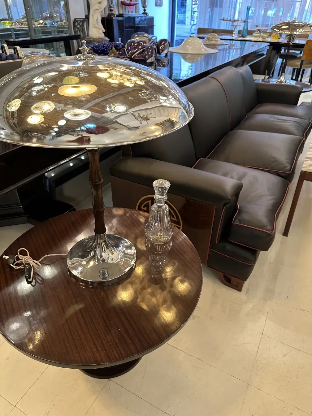 garrafa antiga decorativa em uma mesa moderna