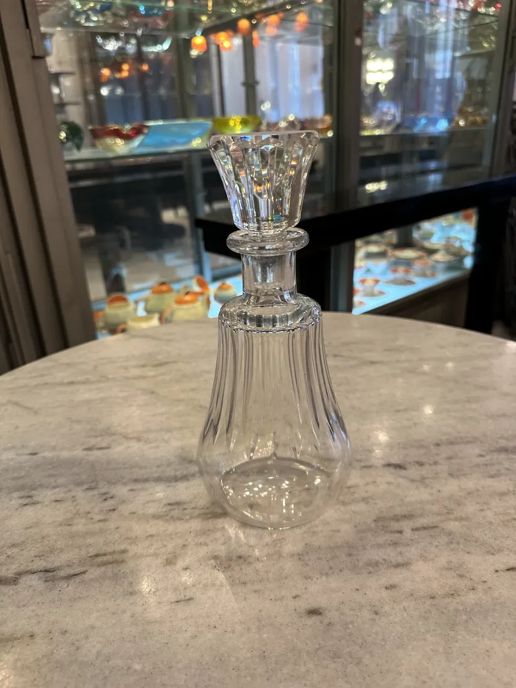 antike Flasche mit dekorativen Details in eleganter Umgebung