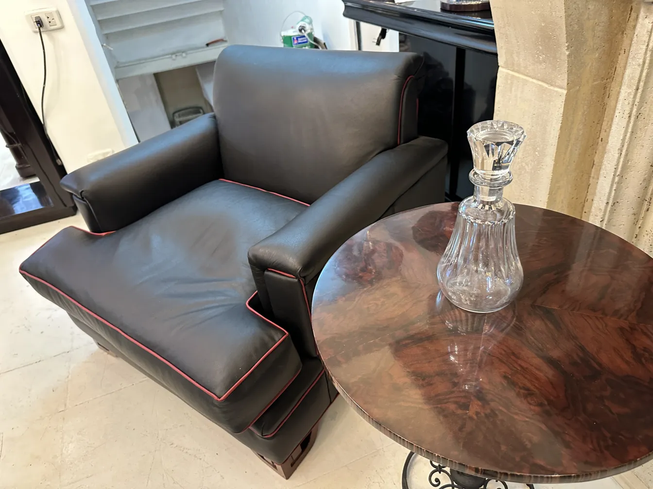 botellón antiguo cristalino en mesa con decoración sutil