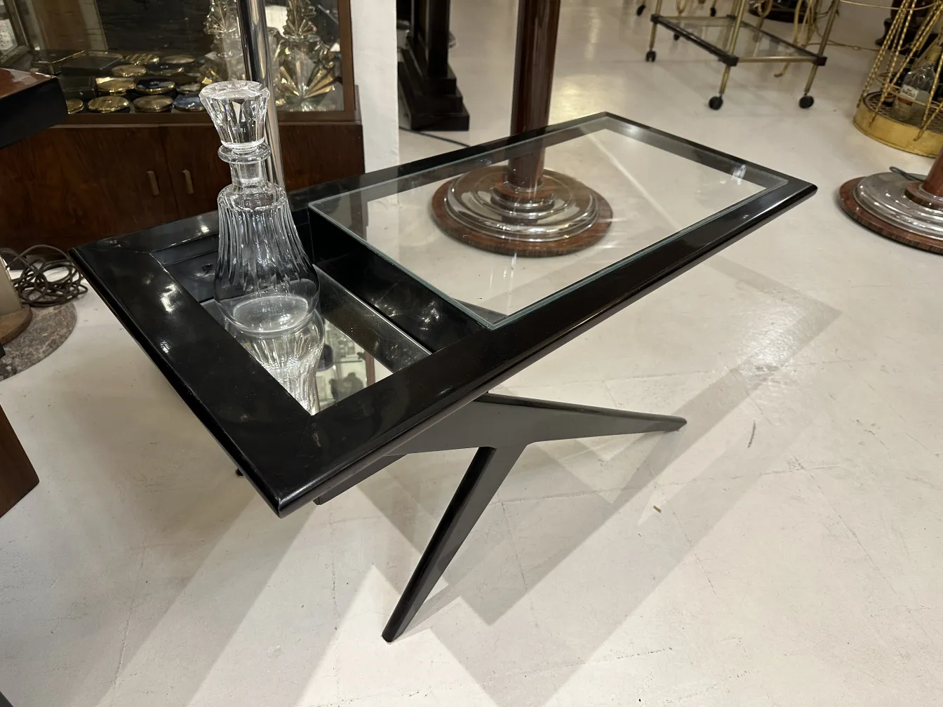 bouteille antique sur une table avec un dessus en verre