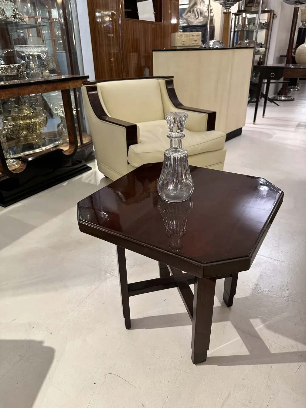 garrafa antiga com design decorativo sobre mesa