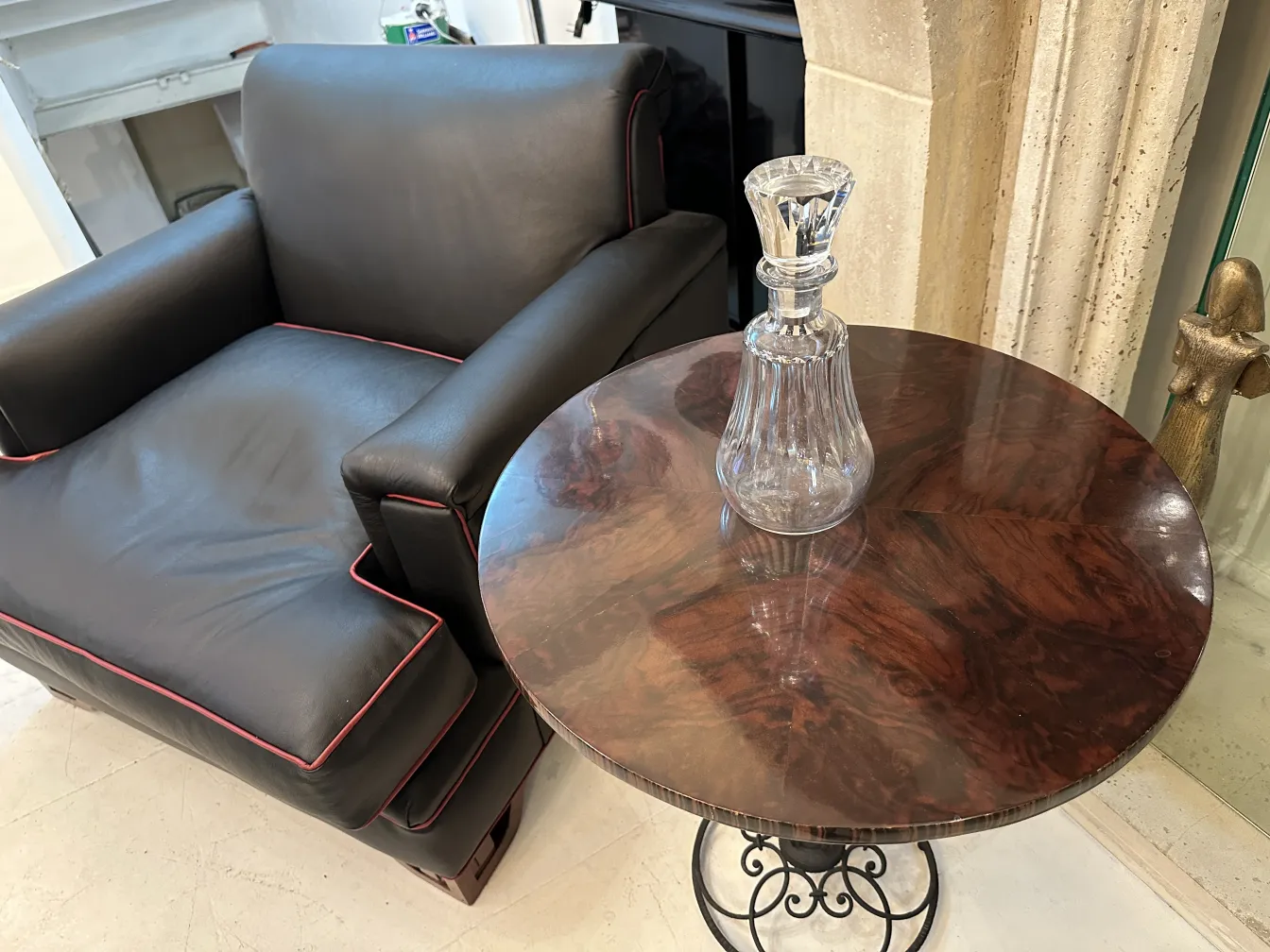 botellón antiguo con diseño elegante en mesa de madera