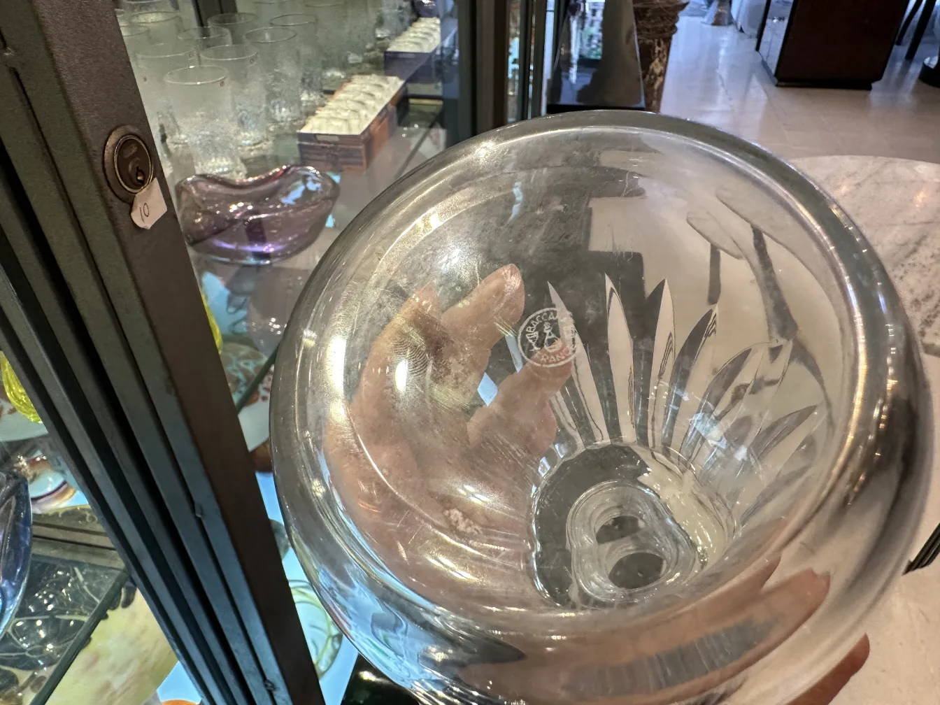 garrafa antiga com design elegante e transparente