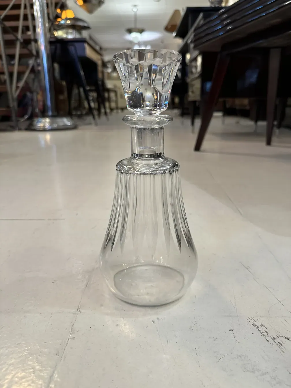 botellón antiguo de cristal con diseño elegante