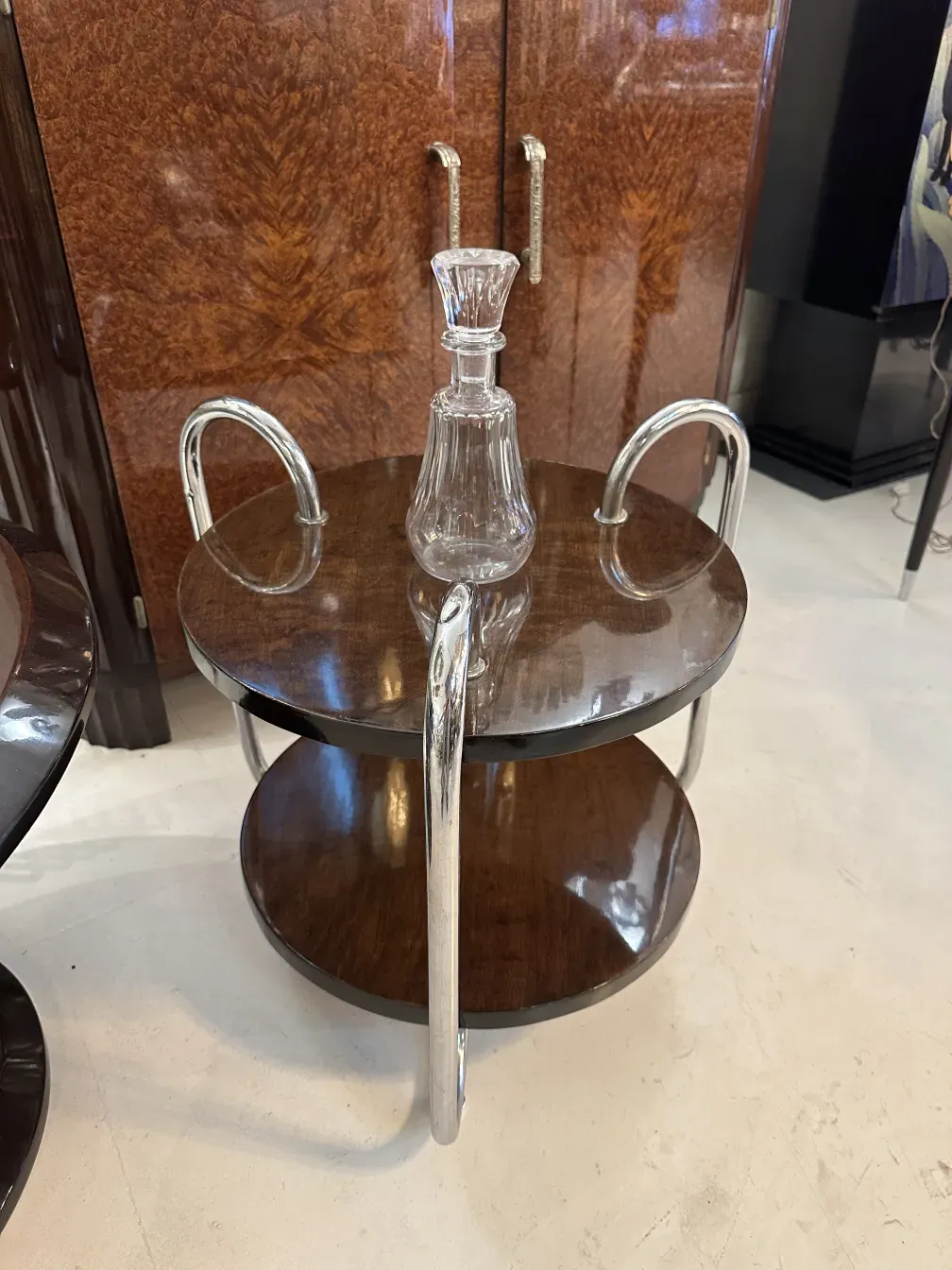 antike Flasche mit elegantem Design in klassischer Umgebung