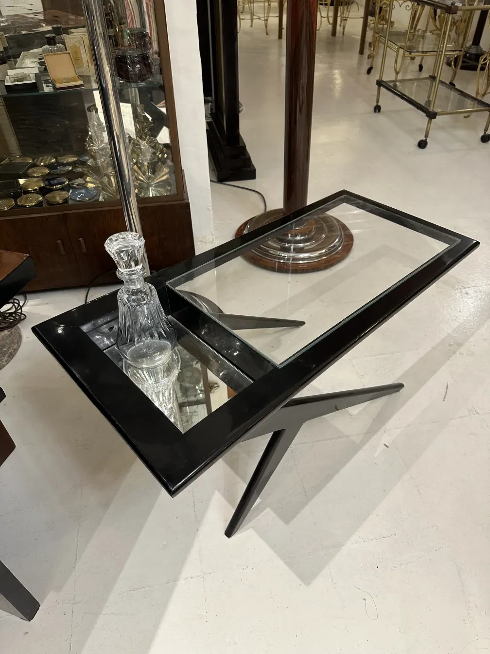 bottiglia antica con dettagli decorativi in un contesto antico