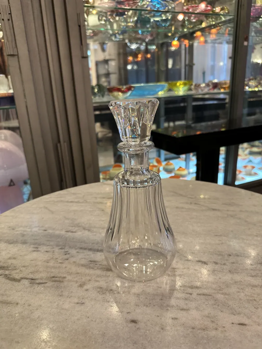 antike glasflasche auf einem marmortisch