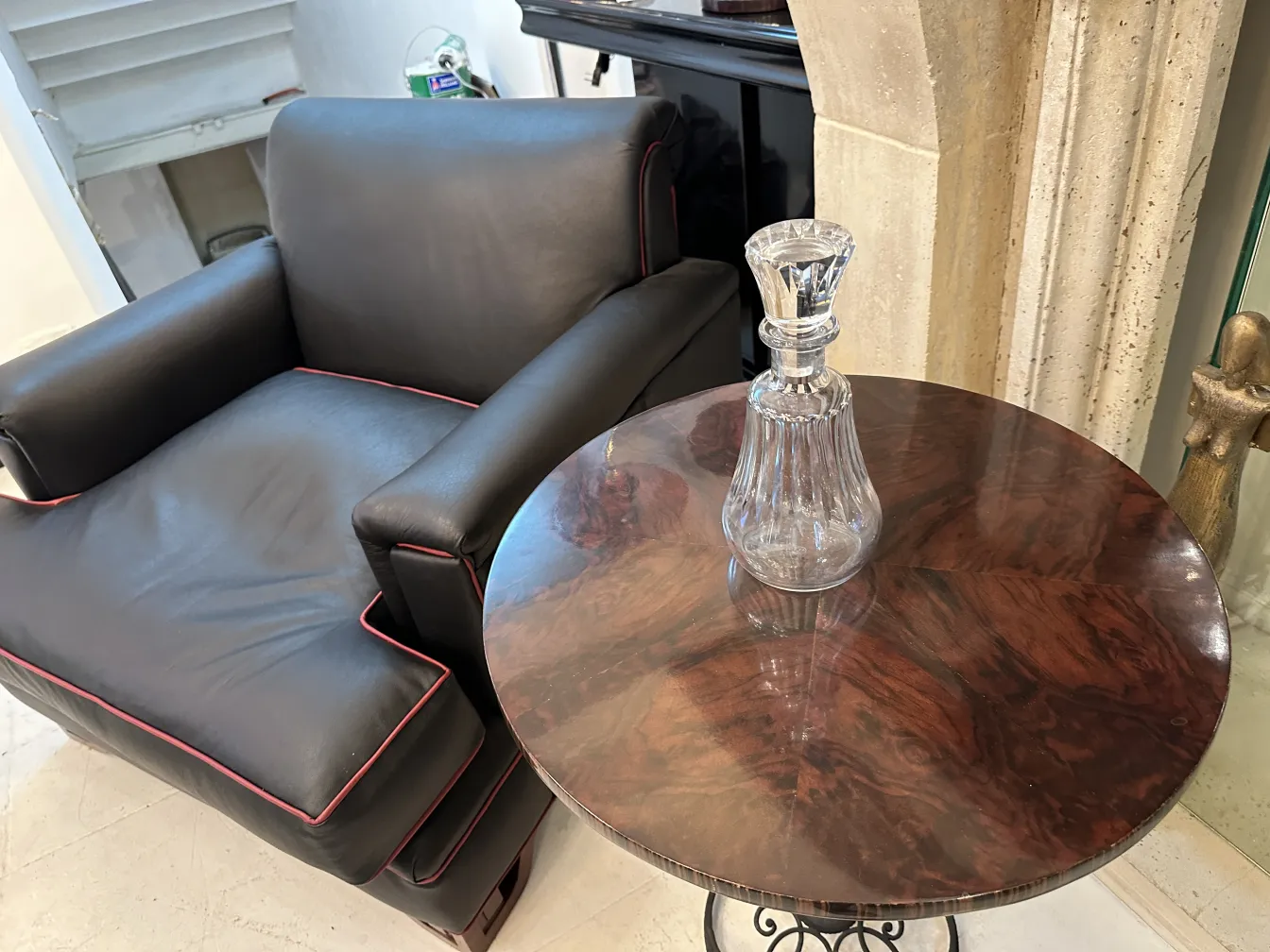 पुरानी कांच की बोतल एक लकड़ी की मेज पर