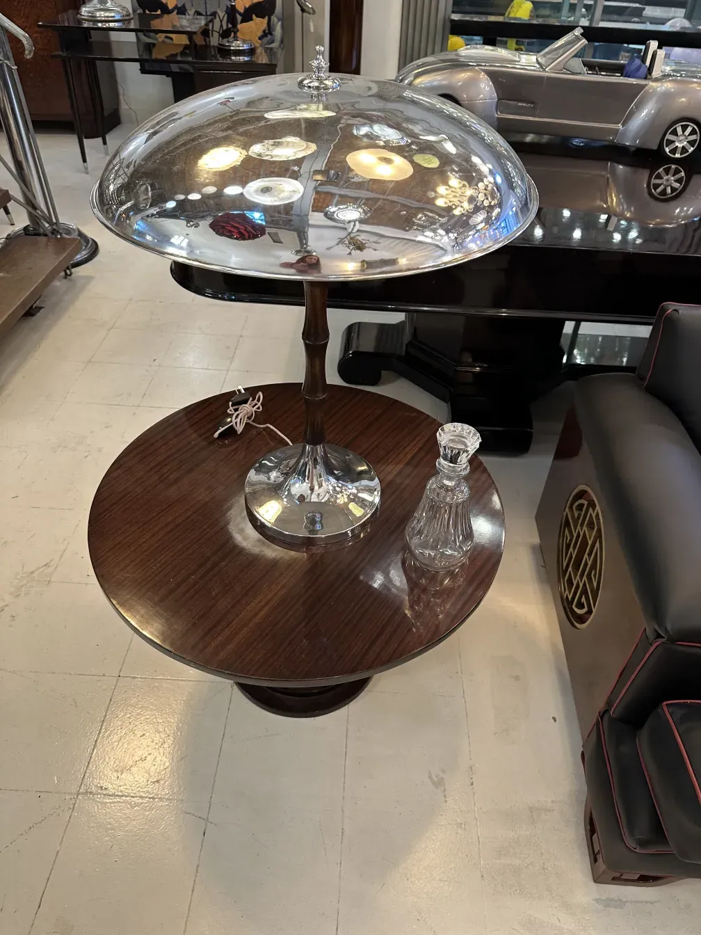 alte Flasche mit elegantem Design auf einem Tisch