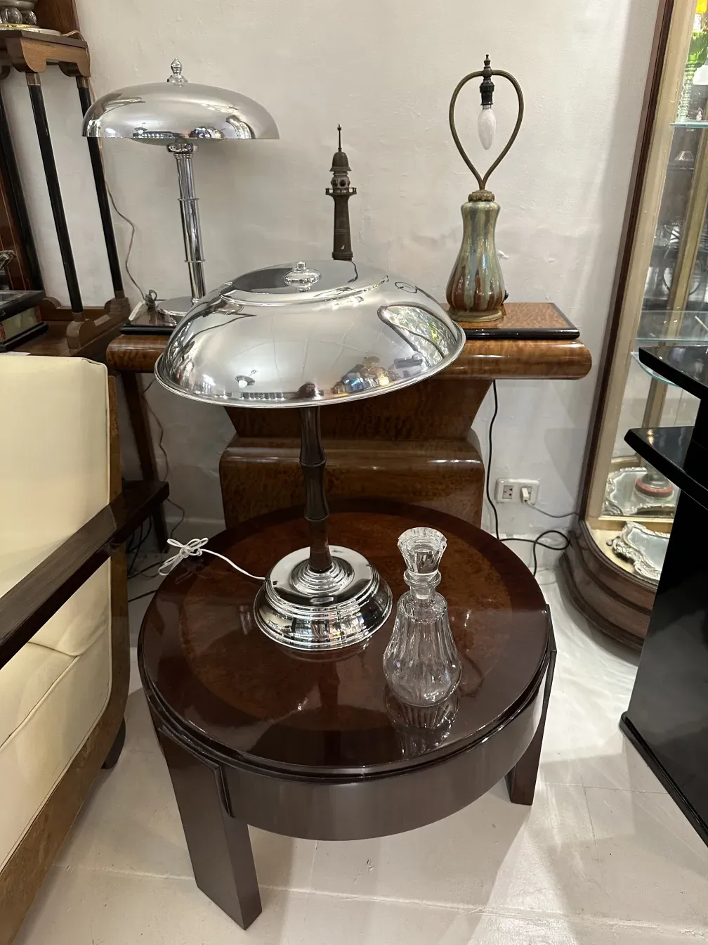 garrafa antiga de vidro com detalhes decorativos em uma mesa