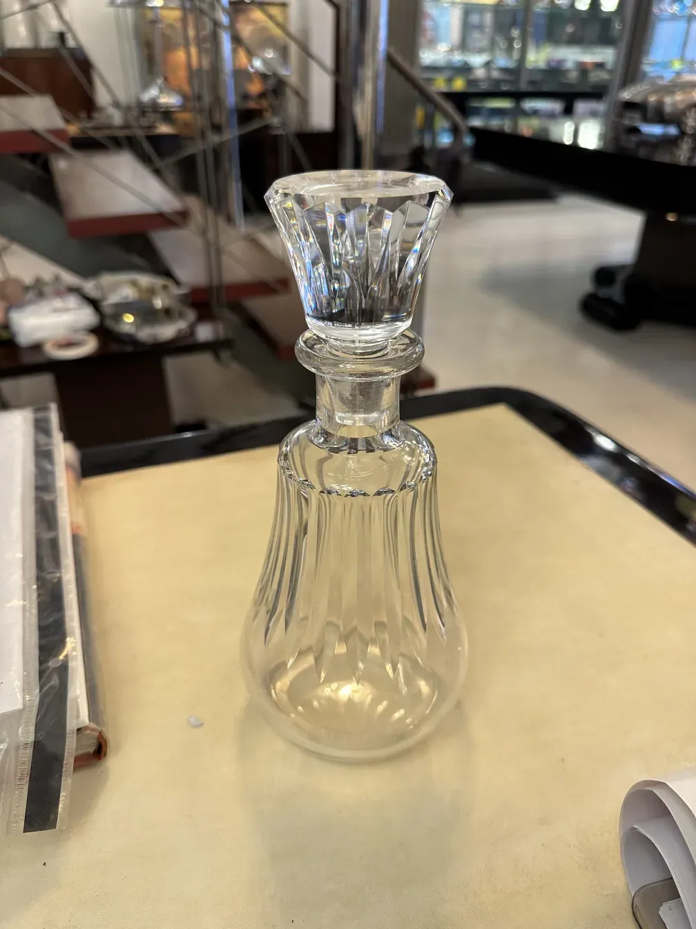 bouteille ancienne en verre avec fond décoratif