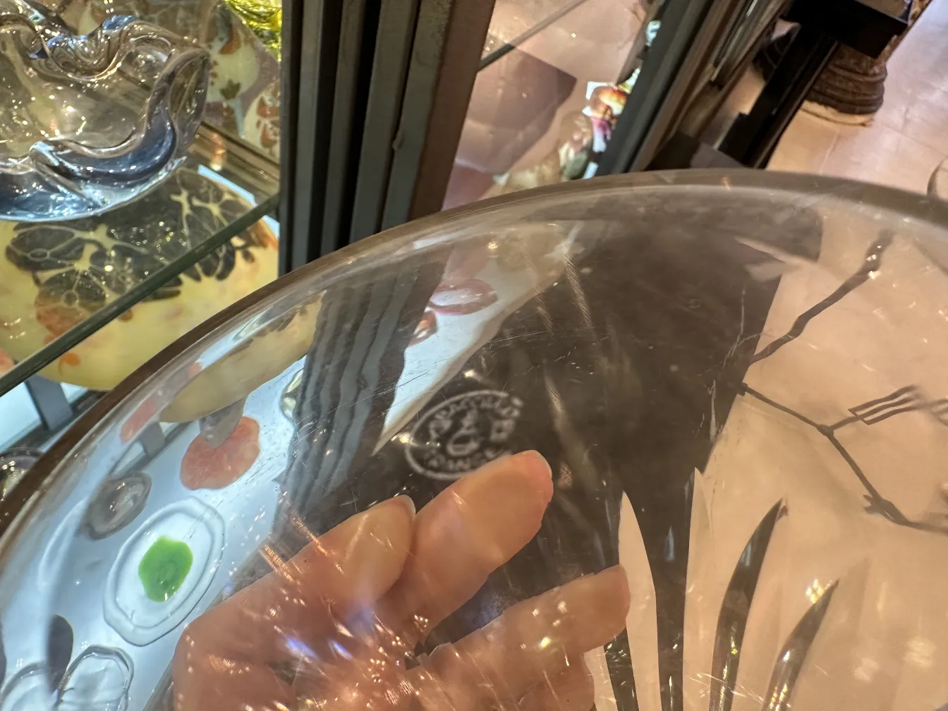 bottiglia antica decorativa con dettagli intricati in un ambiente vintage