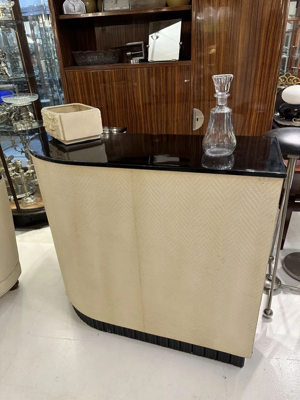 زجاجة ذات شكل أنيق، طراز قديم في إعداد زينة