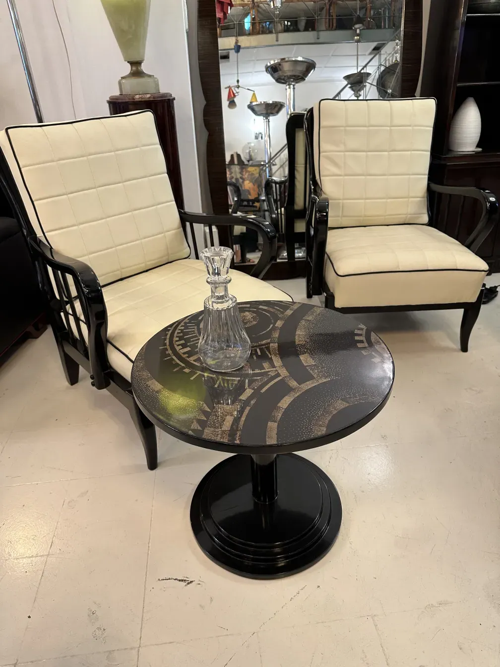 klare antike flasche auf tisch, moderne stühle