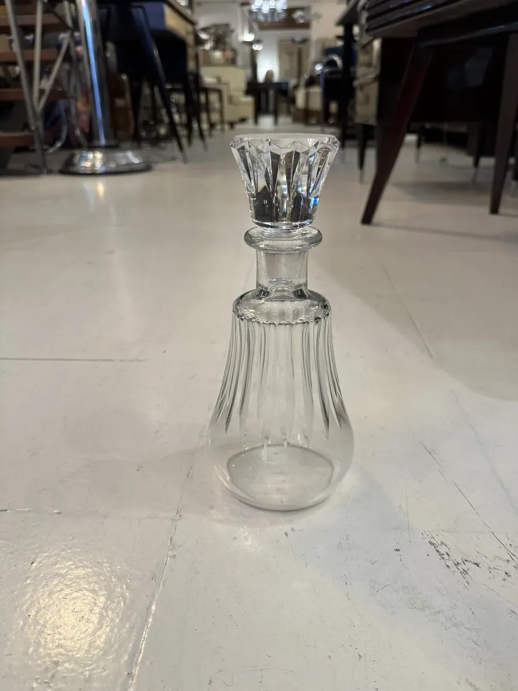 Garrafa antiga com design elegante em um ambiente de antiguidades