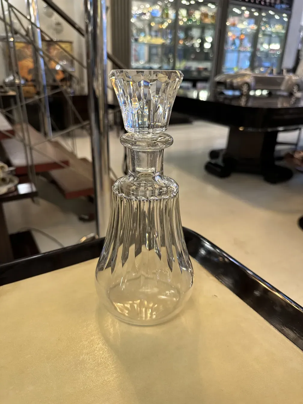 bouteille antique avec une forme élégante et des caractéristiques décoratives dans un cadre d'antiquités