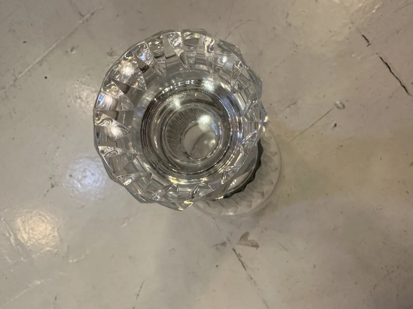 antike Kristallflasche mit luxuriösem Design