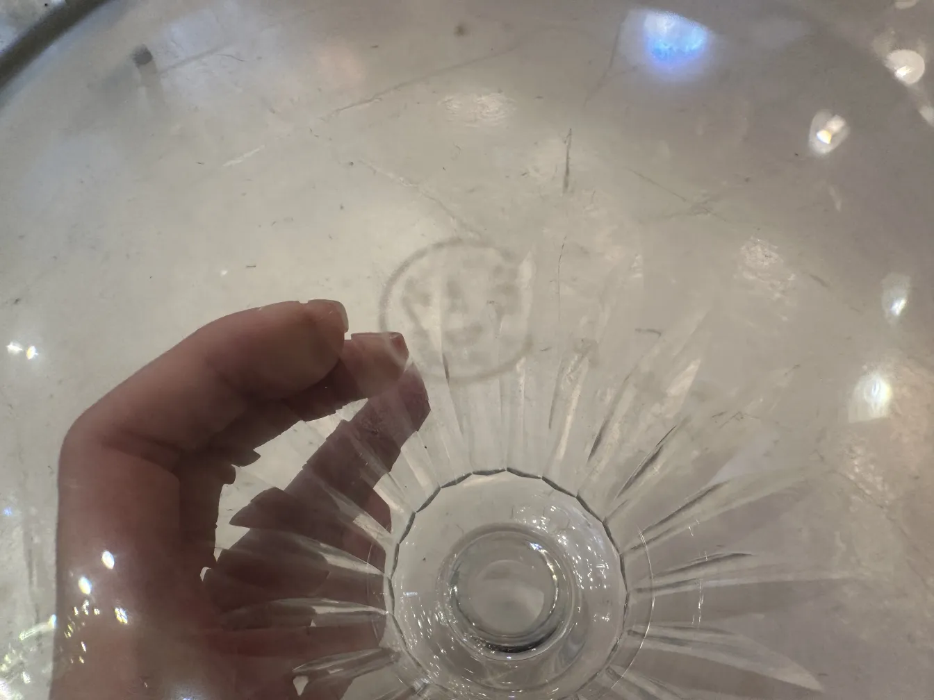 antike Flasche mit graviertem Design und Hand, die sie hält