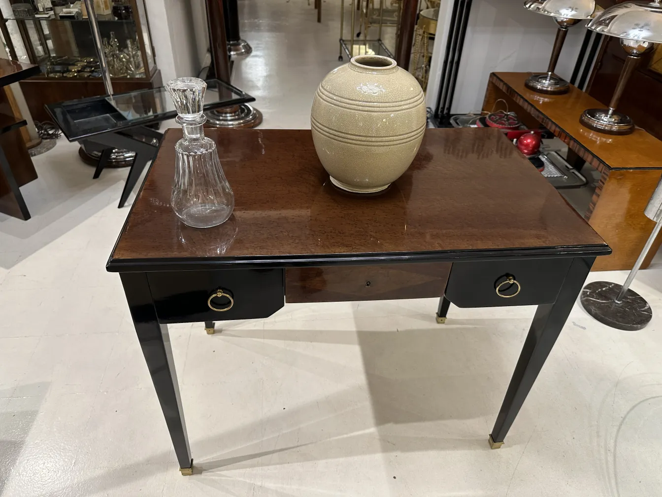 garrafa antiga decorativa em uma mesa elegante com ambiente