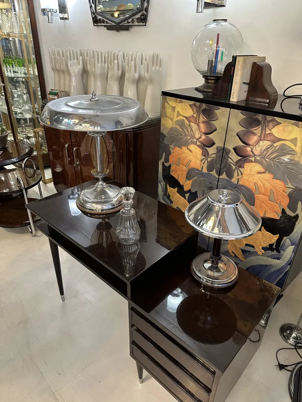 Garrafa antiga decorada com flores e folhas