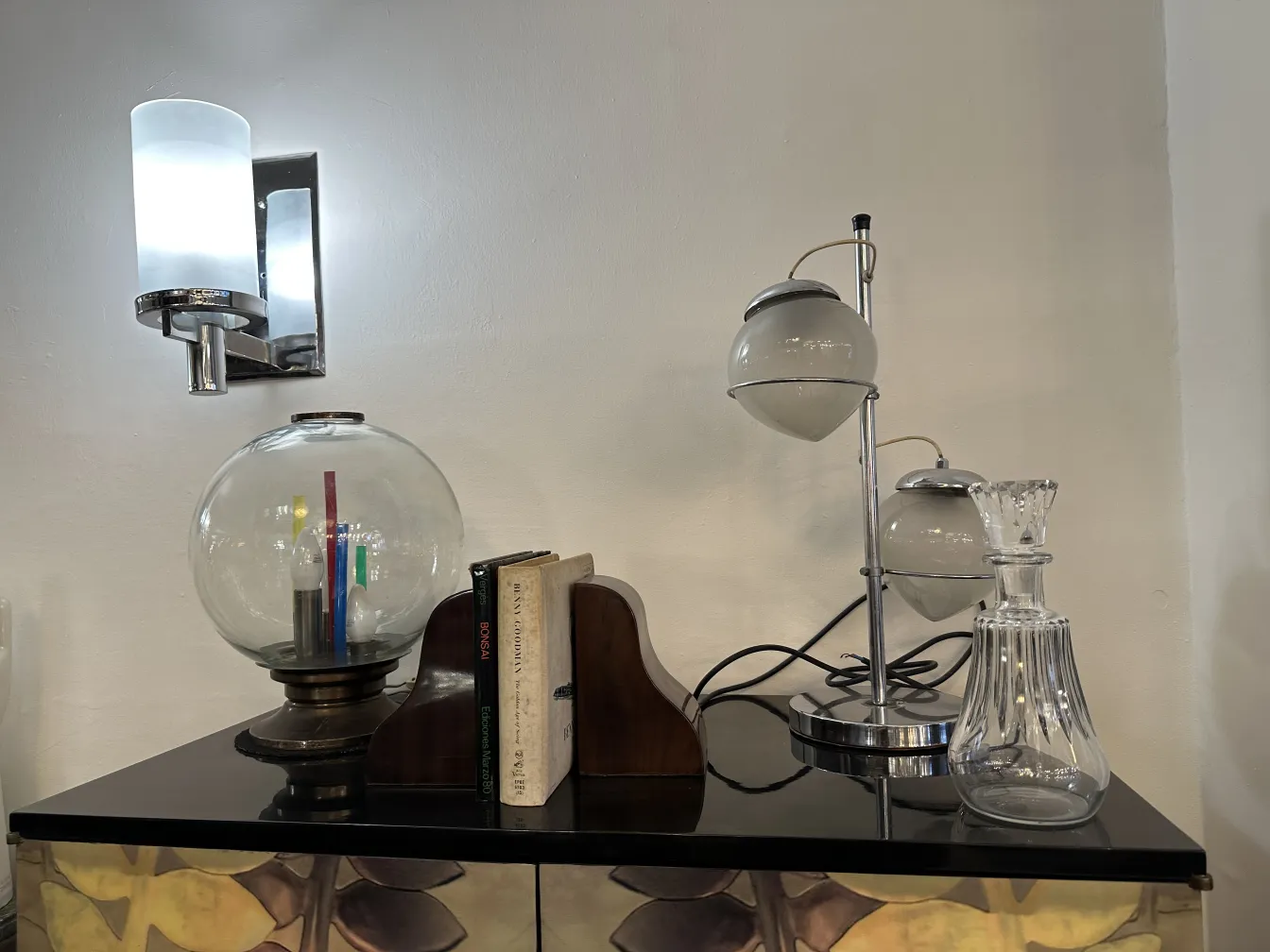 पुरानी बोतल जिसमें सुंदर आकार है जो मेज पर है