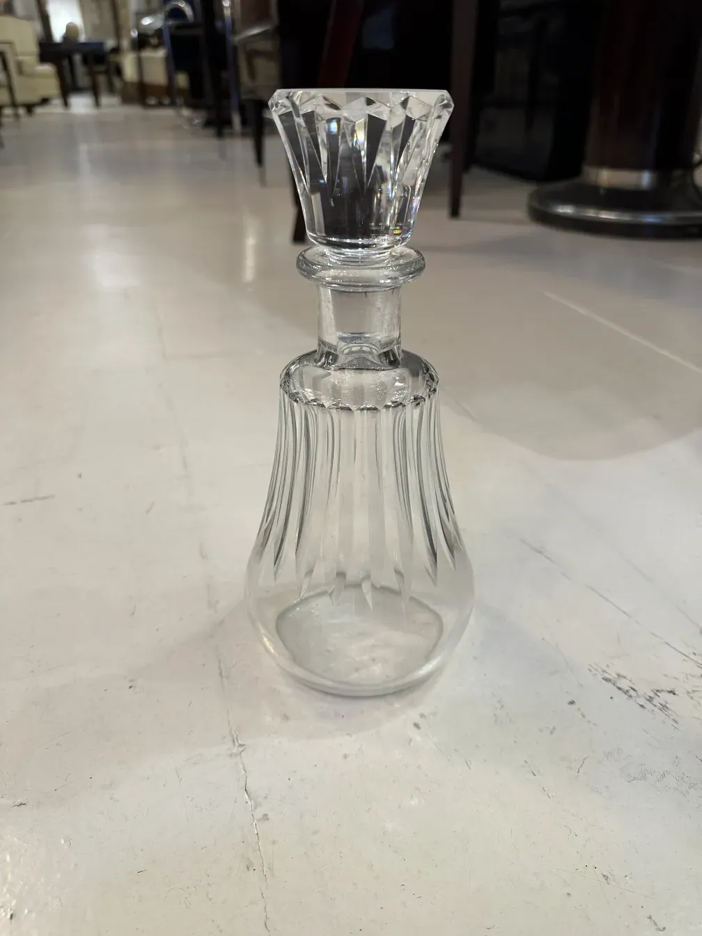 bouteille antique avec un gobelet et des lignes décoratives