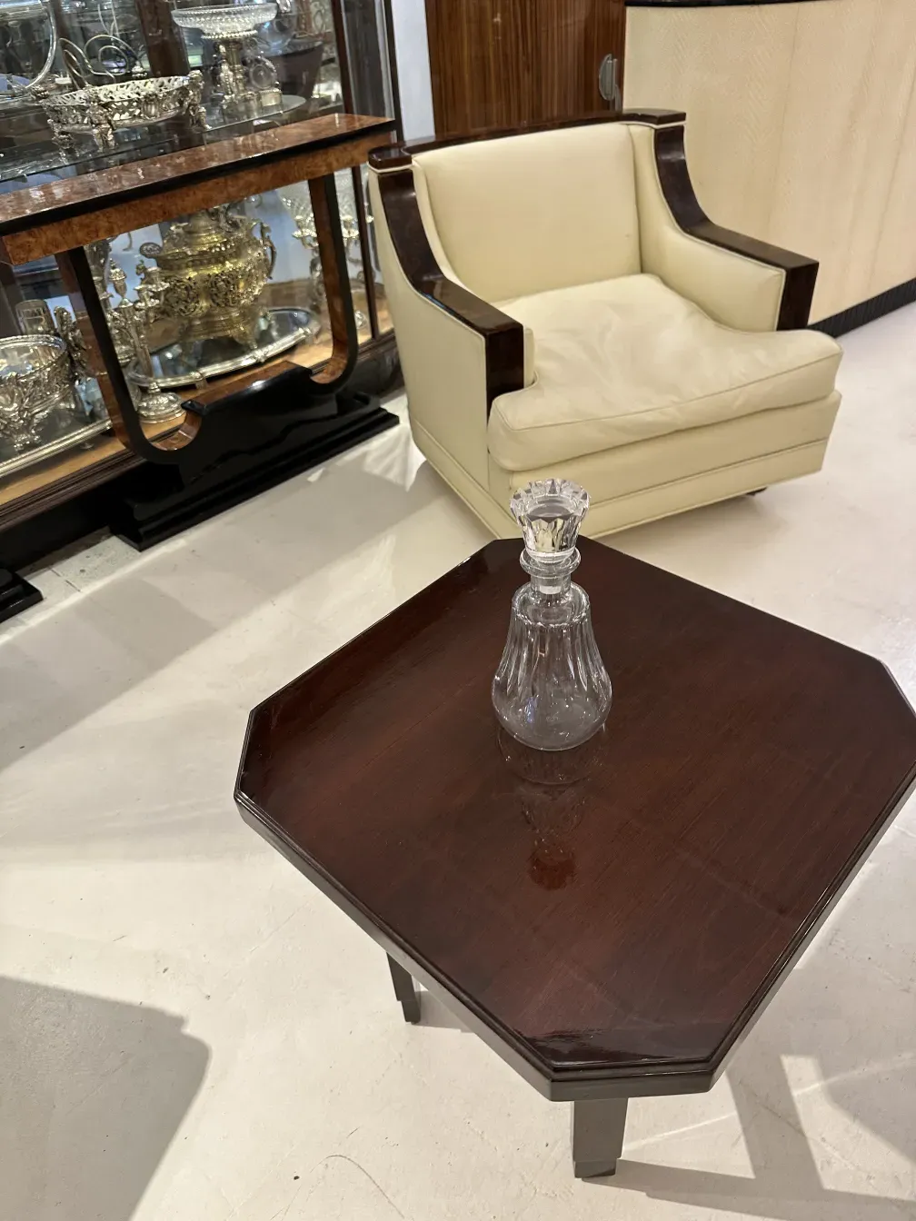 bouteille antique sur table avec des chaises en cuir