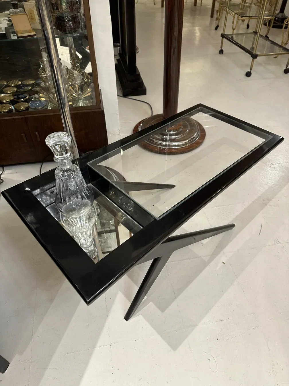 bouteille ancienne décorative avec forme élégante et détail sur le bouchon, sur une table.