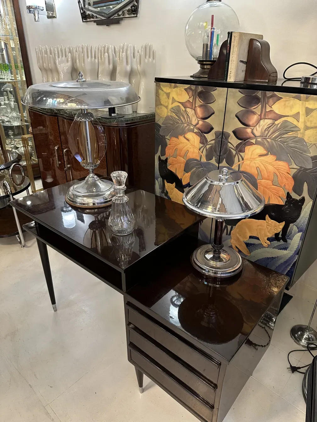 botellón antiguo con tapadera, decoración variada