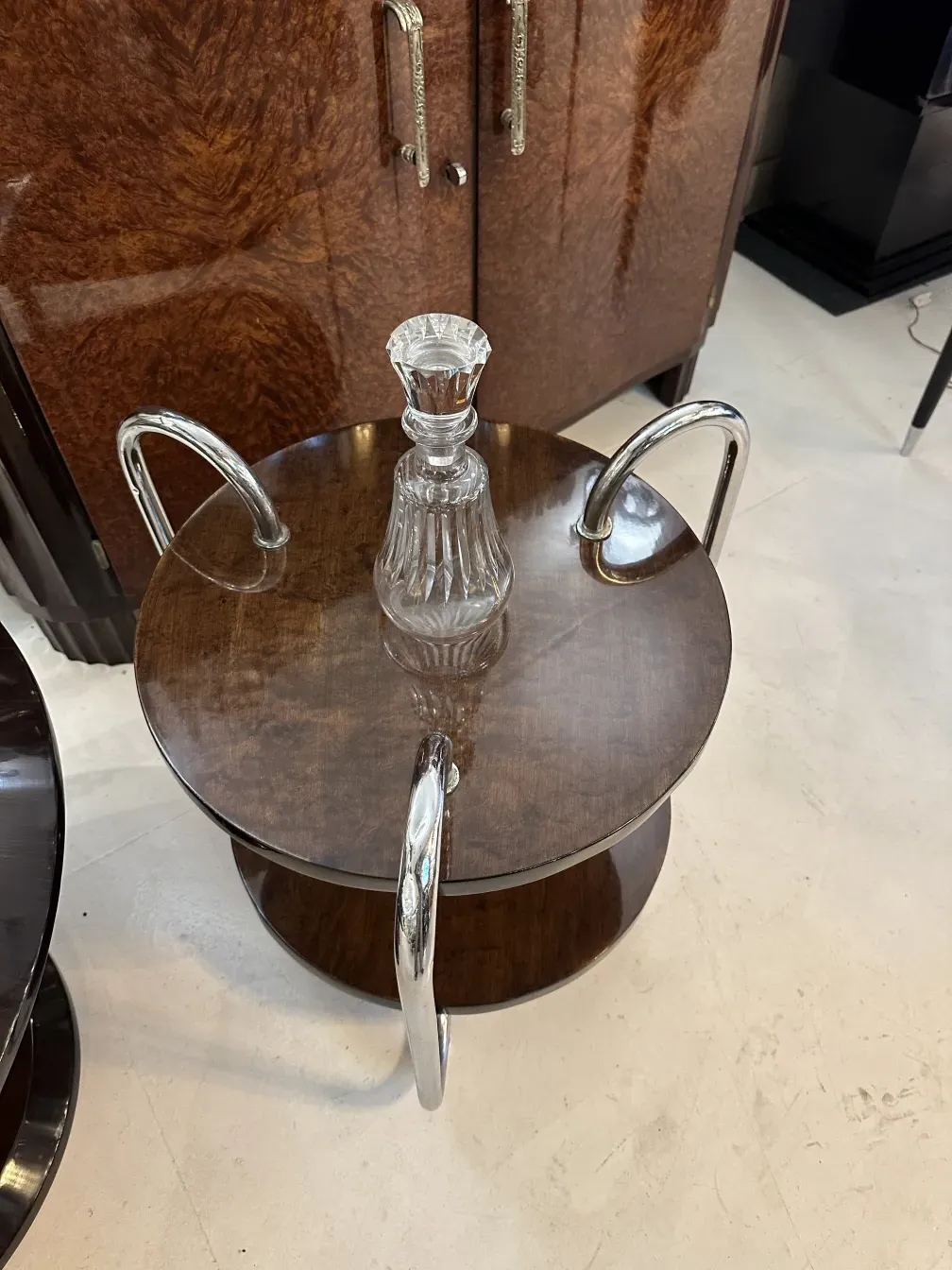 garrafa antiga de cristal com decoração elegante e tampa