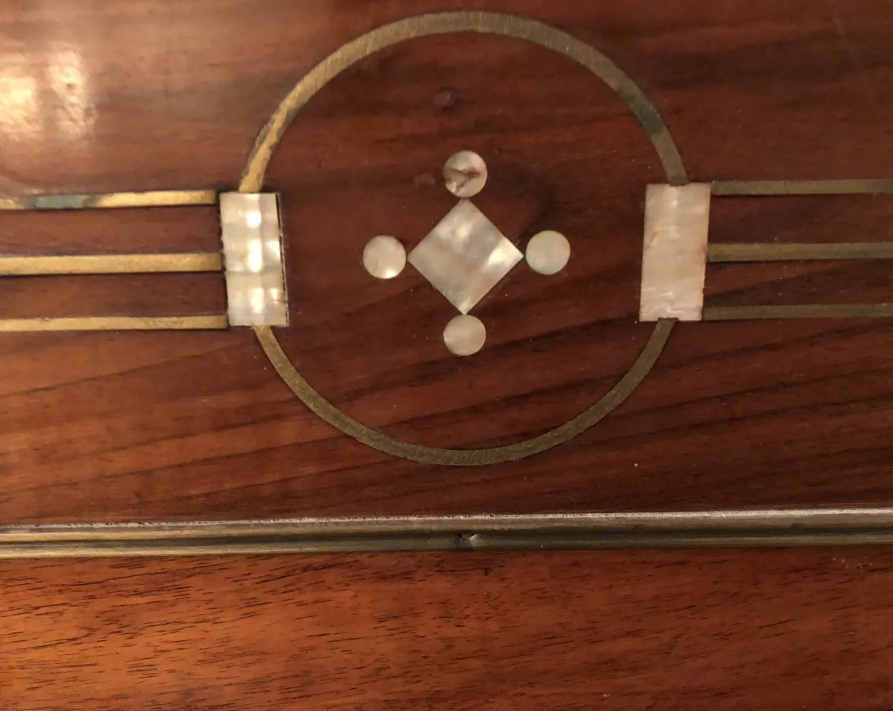 lit ancien avec des designs décoratifs au chevet