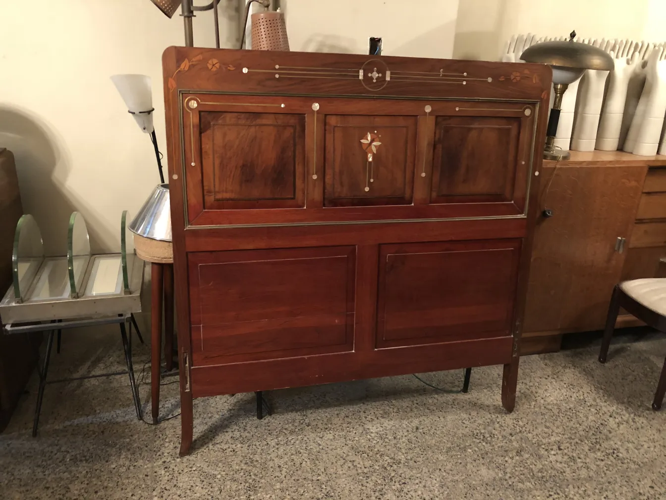 سرير قديم مع تفاصيل زخرفية في بيئة دافئة.