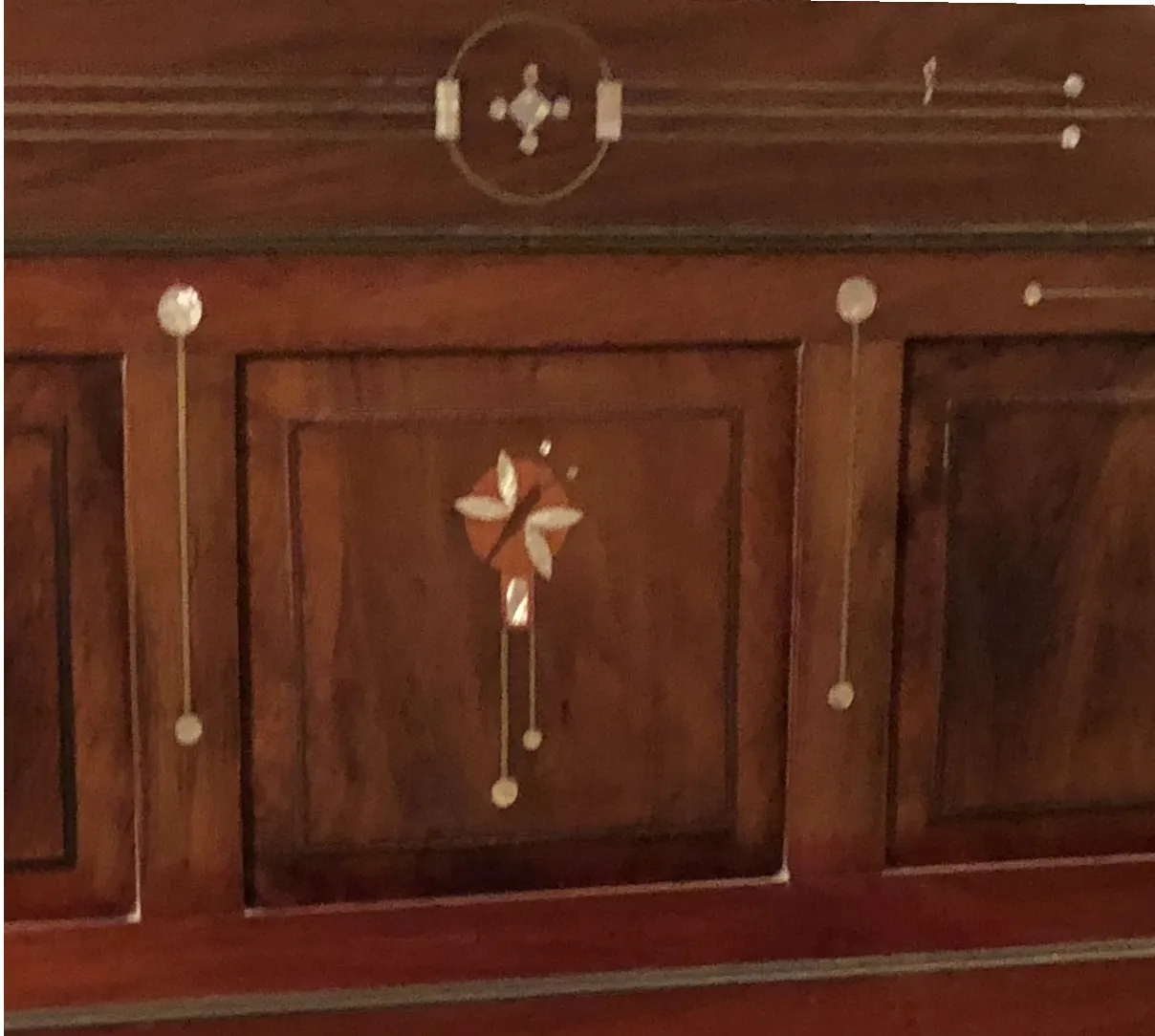 Cama antiga com detalhes decorativos na madeira