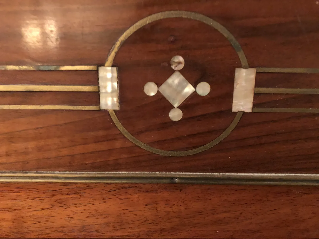 cama antiga com detalhes decorativos em madeira