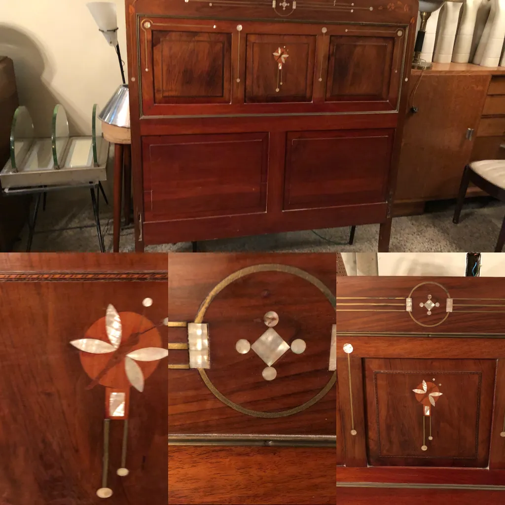 Cama antigua con detalles decorativos en el cabezal, entorno clásico.