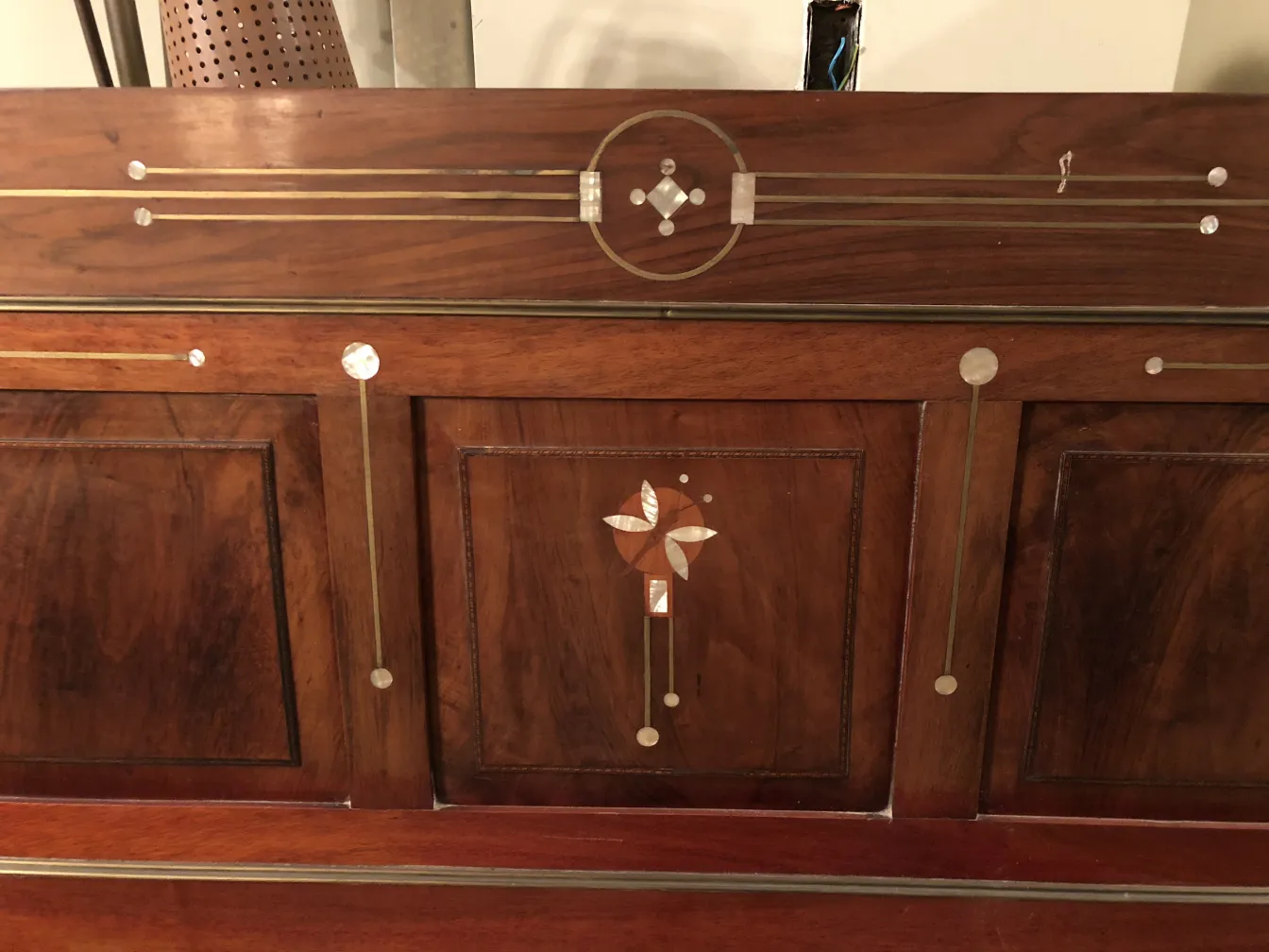 cabezal de cama antigua con diseño decorativo en madera, detalles brillantes