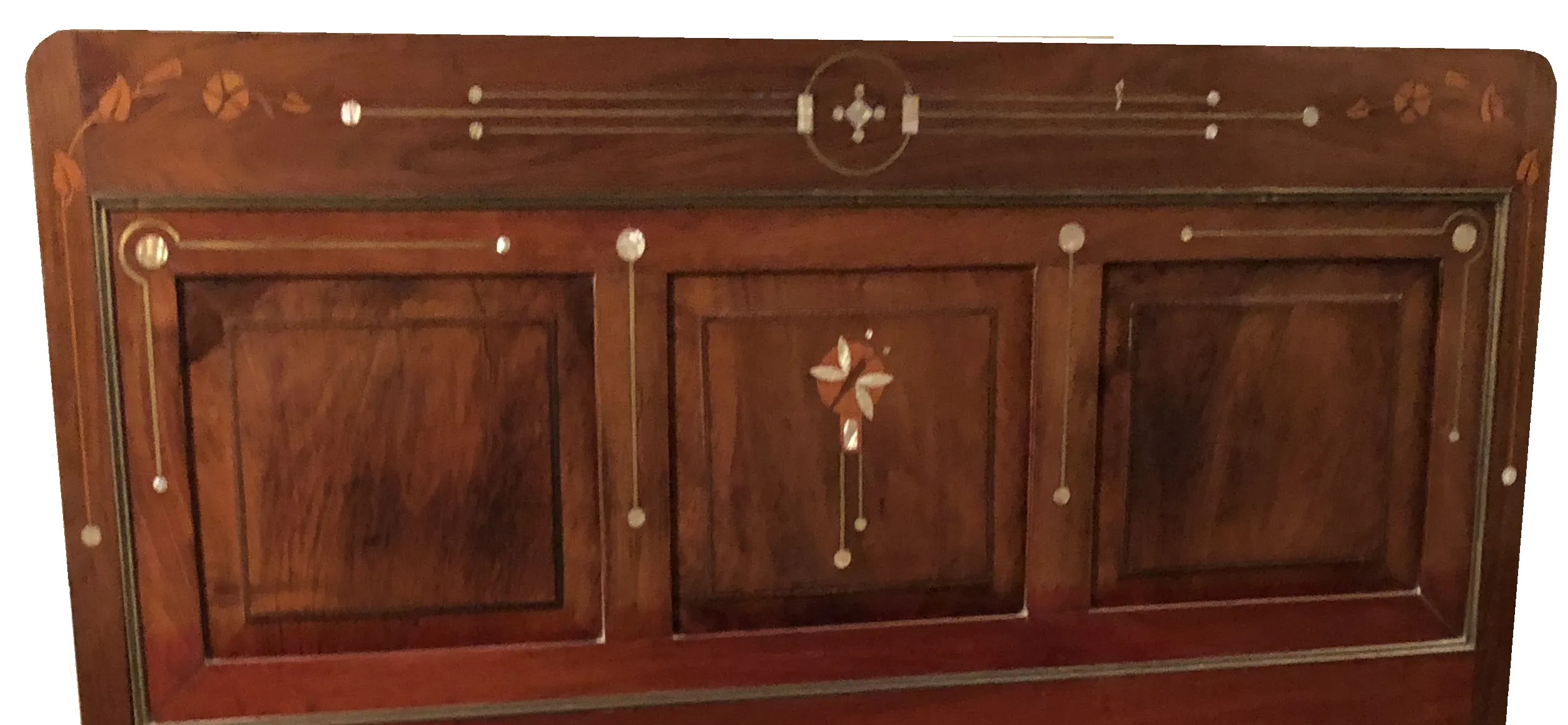 Antikes Bettkopfteil mit dekorativen Holzelementen, elegant und raffiniert.