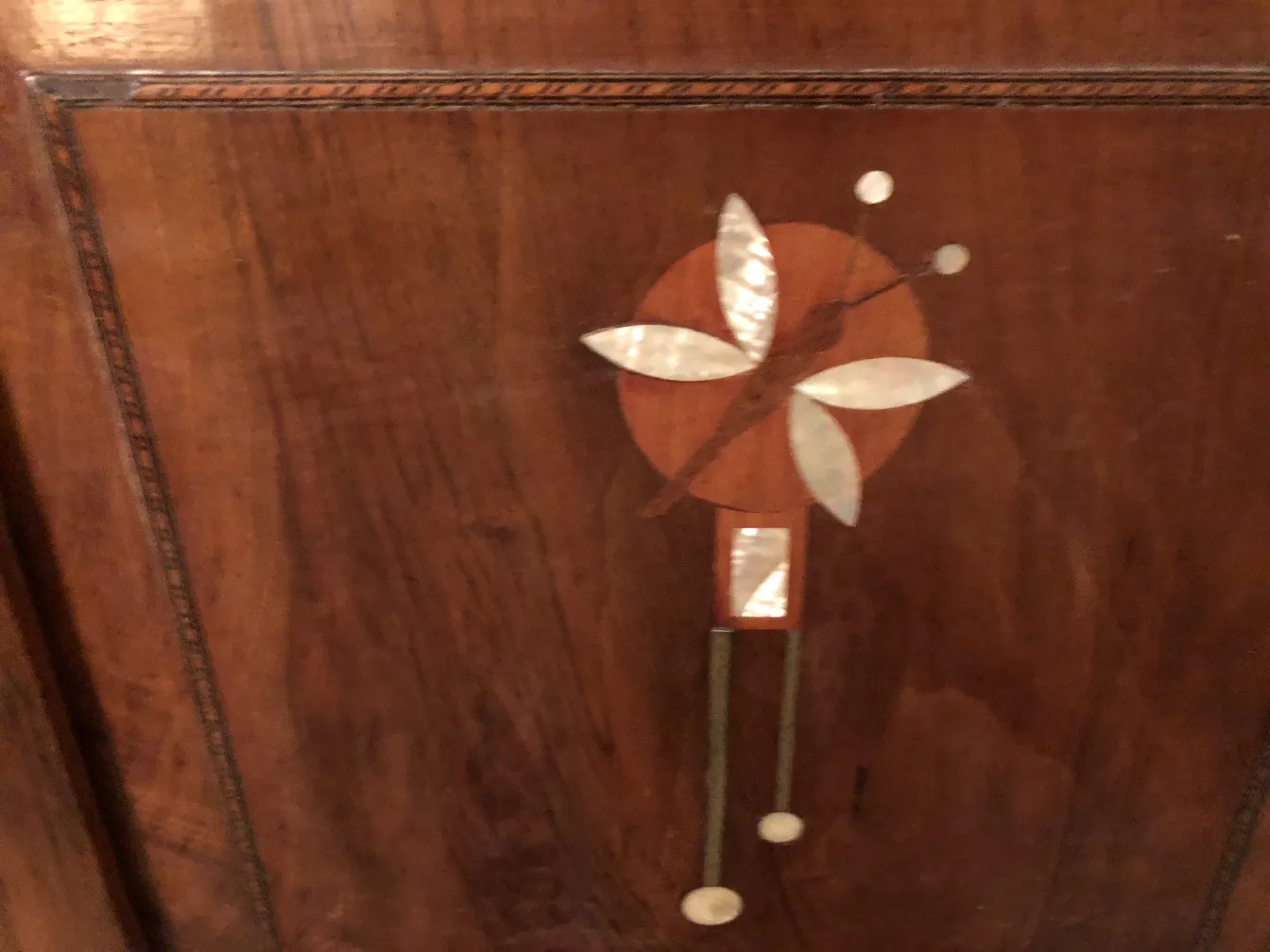 Lit ancien avec décoration florale sur le bois.