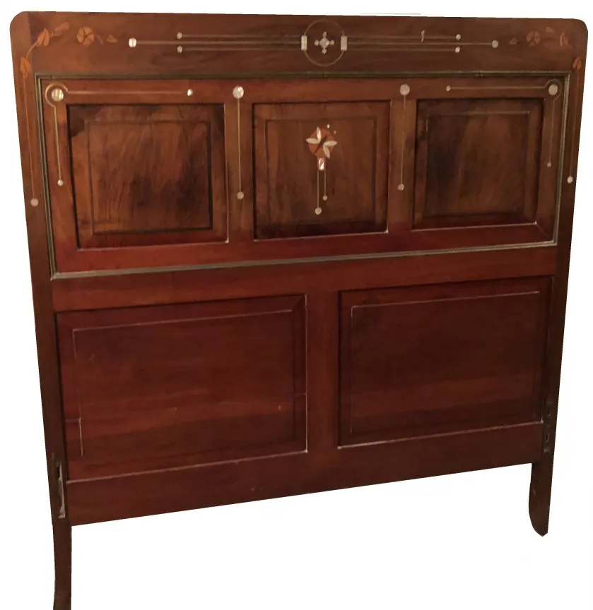 Lit antique avec une décoration artistique détaillée