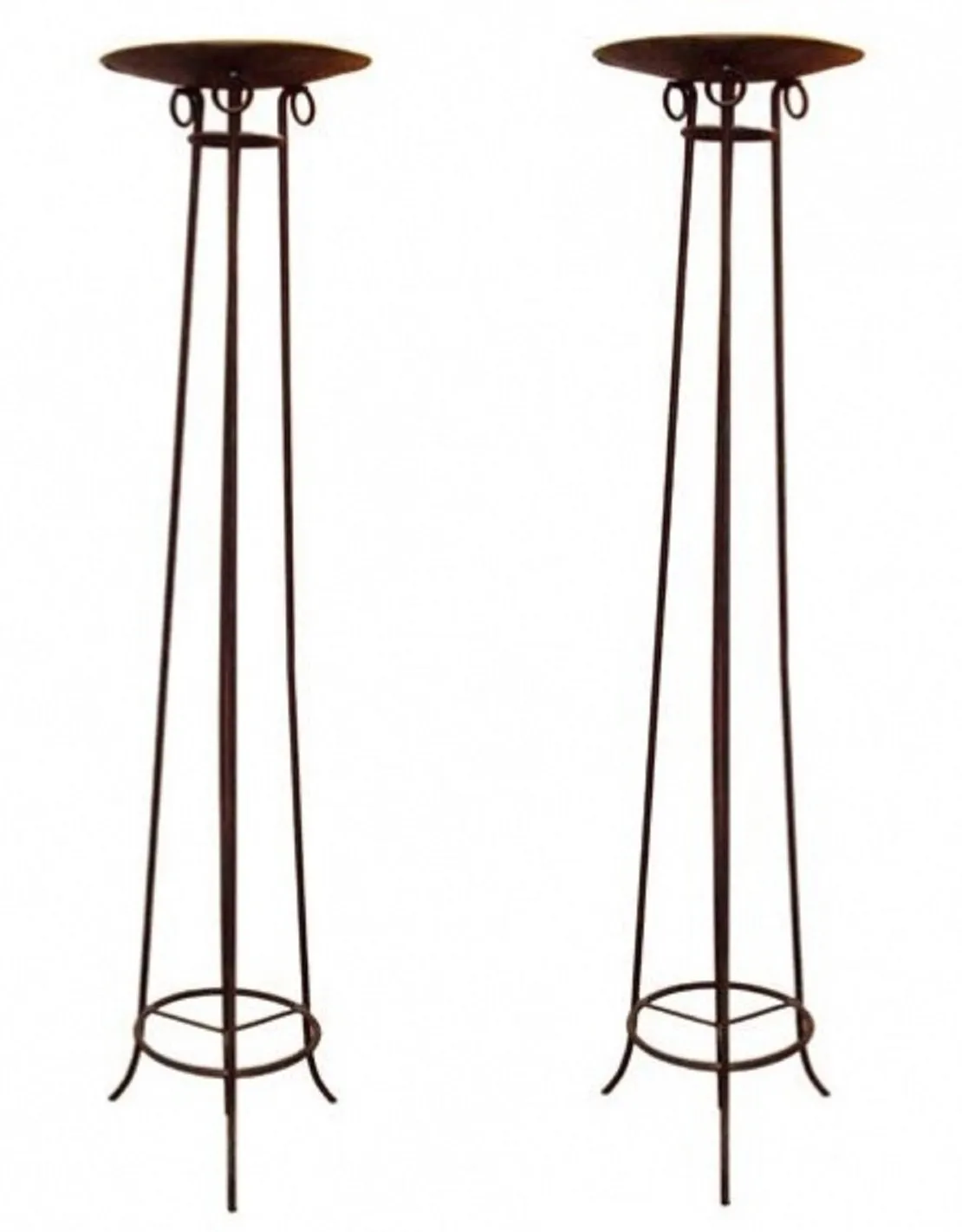 Conjunto de 4 lámparas de pie antiguas con bases elegantes.