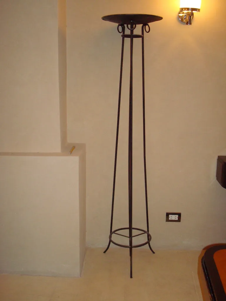 Quatre lampadaires anciens dans un cadre classique